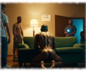 Dunkelhäutiger Mann vor Sofa knieend, Po nach hinten, weiße Männer als Zuschauer. Dunkelhäutiger Mann vor Sofa knieend, Po nach hinten, weiße Männer als Zuschauer.