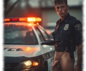 Junger Officer in Uniformbluse an Streifenwagen stehend, zeigt sein Lustpendel und die Fruchtknollen. Junger Officer in Uniformbluse an Streifenwagen stehend, zeigt sein Lustpendel und die Fruchtknollen.