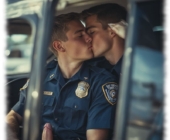 Zwei küssende Rookies im Streifenwagen, einer mit aufgerichtetem Kelch der Lust. Zwei küssende Rookies im Streifenwagen, einer mit aufgerichtetem Kelch der Lust.