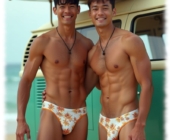 Zwei asiatische Männer an VW-Bus umarmen sich, Slips mit sanfter Ausprägung. Zwei asiatische Männer an VW-Bus umarmen sich, Slips mit sanfter Ausprägung.