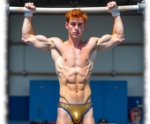 Rothaariger Twink in Sporthalle am Reck, goldfarbene Shorts mit lustvollem Hügel. Rothaariger Twink in Sporthalle am Reck, goldfarbene Shorts mit lustvollem Hügel.