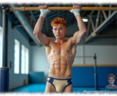 Rothaariger Twink in Sporthalle am Reck, Shorts mit leichter Auswölbung. Rothaariger Twink in Sporthalle am Reck, Shorts mit leichter Auswölbung.