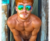Rothaariger Twink mit Sonnenbrille und 3-Tage-Bart, Lustpendel leicht zwischen den Oberschenkeln eingeklemmt. Rothaariger Twink mit Sonnenbrille und 3-Tage-Bart, Lustpendel leicht zwischen den Oberschenkeln eingeklemmt.