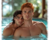 Nahaufnahme, ein schwarz- und ein rothaariger Mann bis zur Brust im Wasser stehend. Nahaufnahme, ein schwarz- und ein rothaariger Mann bis zur Brust im Wasser stehend.