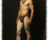 Junger lockiger Mann mit Hut, sichtbare Verdickung im Material. Junger lockiger Mann mit Hut, sichtbare Verdickung im Material.