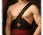 Junger Mann im Portrait, Bekleidung gibt Blick auf die Brust frei. Junger Mann im Portrait, Bekleidung gibt Blick auf die Brust frei.