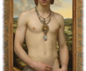 Rot-blonder junger Mann, Tuch verhüllt den goldenen Schlüssel. Rot-blonder junger Mann, Tuch verhüllt den goldenen Schlüssel.