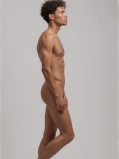 Seitenprofil junger Mann vor hellem Hintergrund